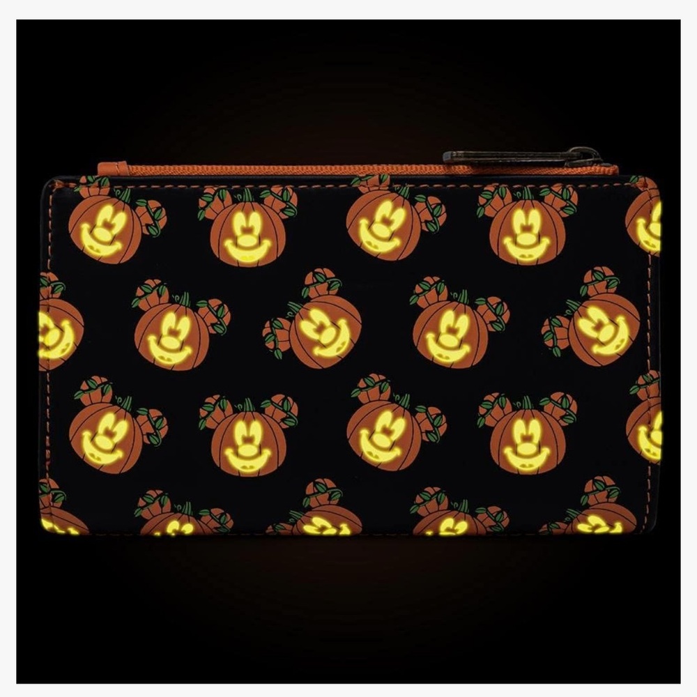 *NEW* DISNEY LOUNGEFLY GLOW IN THE DARK HALLOWEEN PUMPKIN WALLET - Picture 3 of 7